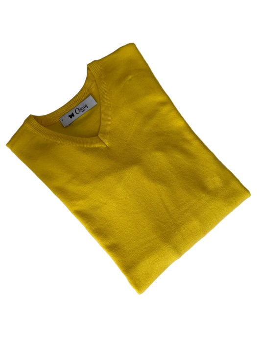 Gelber Strickpullover mit V-Ausschnitt