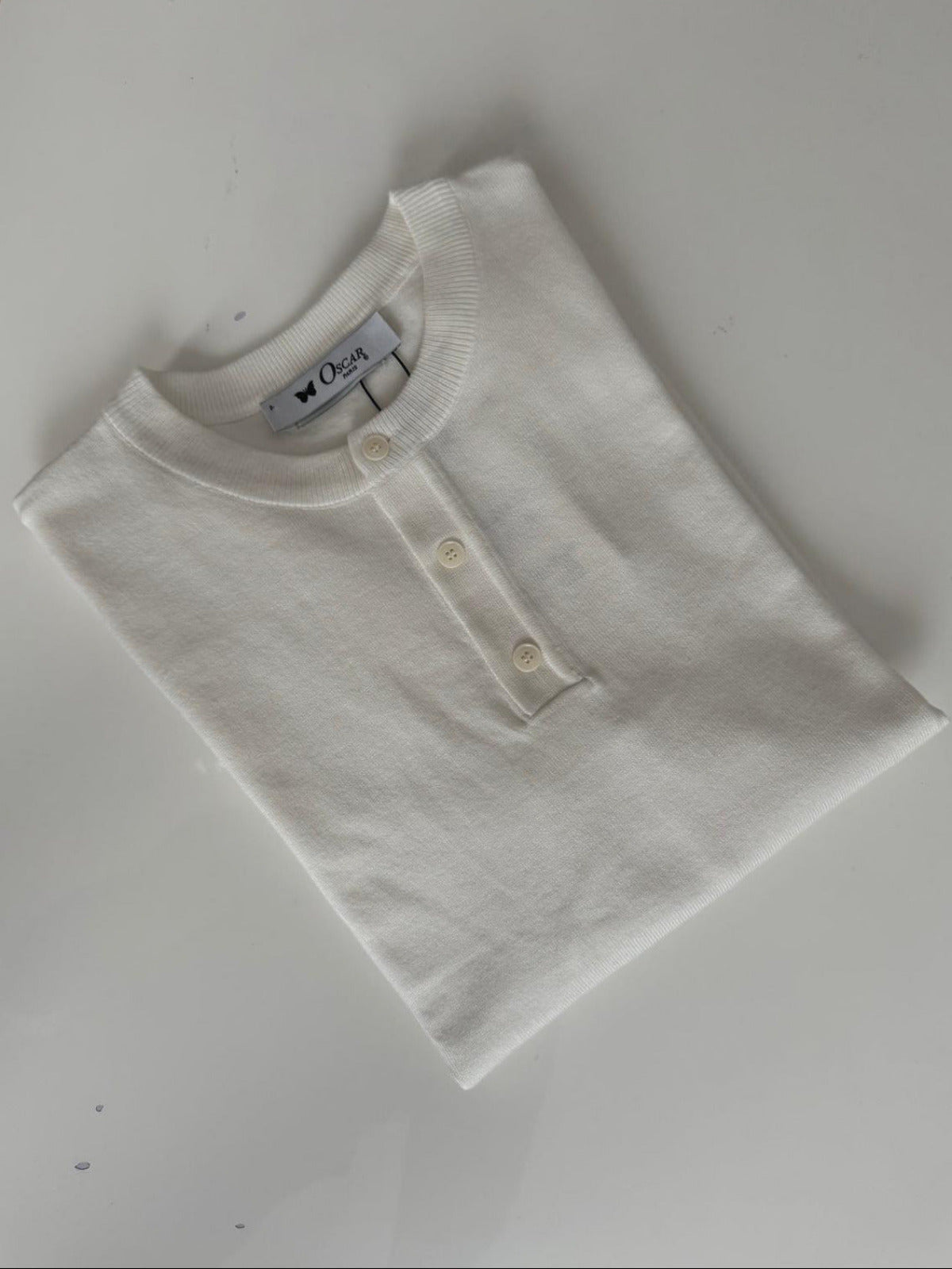 Weißer Strickpullover mit Rundhals und Knöpfen