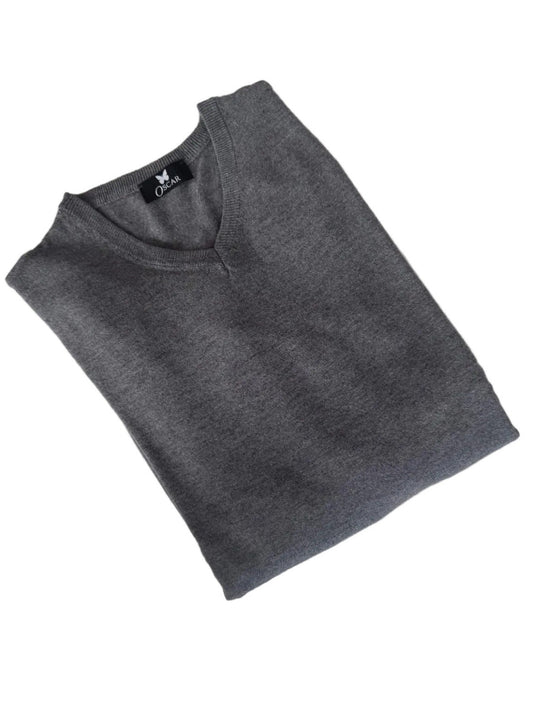 Mittelgrauer Strickpullover mit V-Ausschnitt