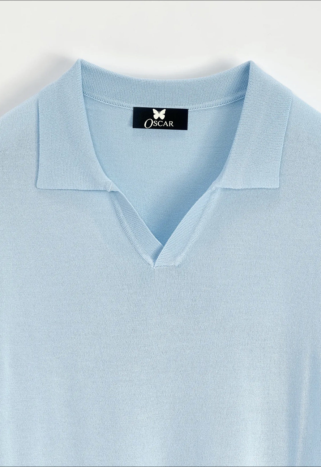 Hellblaues Strick-Polo mit V-Ausschnitt und Reverskragen – Ansicht 2