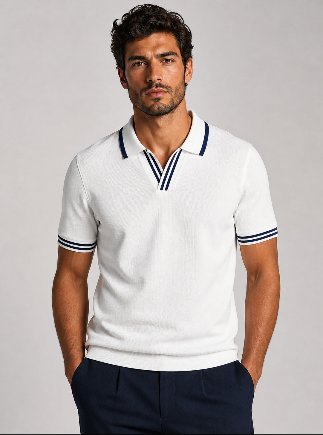 Weiß-marineblaues Jersey-Polo mit V-Ausschnitt und Reverskragen – Ansicht 4